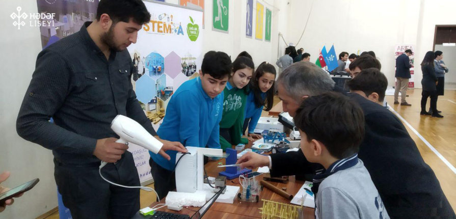 Bugün – 18 dekabr tarixində Hədəf STEM Liseyi Azərbaycan Britaniya Kollecində keçirilən “Üçüncü Bilik Sərgisi”ndə iştirak edir