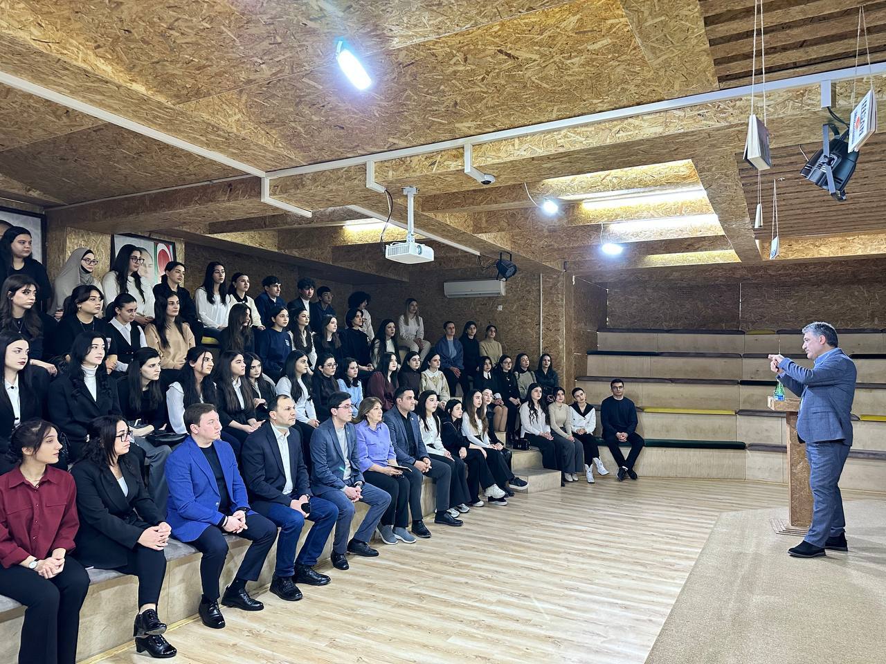 Hədəf Şirkətlər Qrupunun Baş Direktoru və Hədəf Liseyinin qurucusu Şəmil Sadiq dövlət universitetlərinin sonuncu kurs tələbələri ilə görüş keçirib.