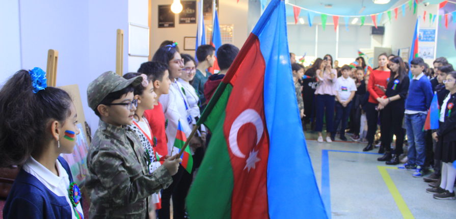 Hədəf STEM liseyində Bayraq Günü münasibəti ilə tədbir təşkil olunmuşdur. Tədbirdə balabilgələr hazırladıqları şeir və musiqi parçaları ilə çıxış etmişdir. Sonda isə şagirdlərin əl işlərindən ibarət sərginin lisey kollektivinə nümayişi keçirilmişdir