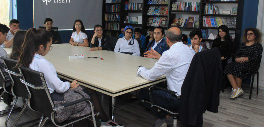 X-XI siniflərin ümumi dünyagörüşünün formalaşdırılması, onların gələcək karyera seçimlərinin düzgün yönləndirilməsi məqsədi ilə sistematik keçirilən görüşlər çərçivəsində liseyimizin bu həftəki qonağı Rəşxan Qaraşlı olmuşdur